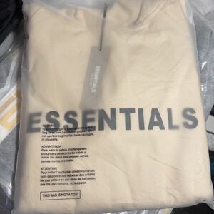 ESSENTIALS CRÈME/TAN SWEATSHIRT